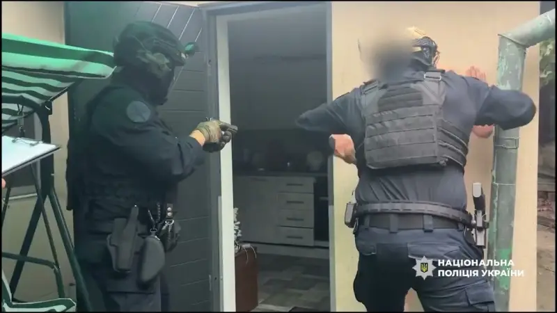У Києві викрили міжнародних шахраїв, які обіцяли пригнати авто з США
